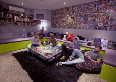 Absoloot Hostel Queenstown TV & Games Lounge