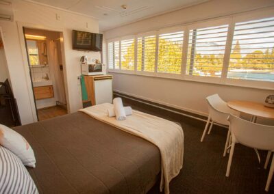 Queen rooms in Queenstown lakefront accommodation